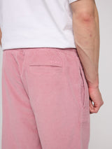 Daniel ist 1,87 und trägt Größe L