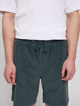 Daniel ist 1,87 und trägt Größe L