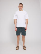 Daniel ist 1,87 und trägt Größe L