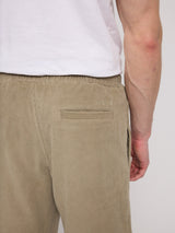 Daniel ist 1,87 und trägt Größe L