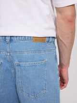 Daniel ist 1,87 und trägt Größe L