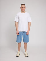 Daniel ist 1,87 und trägt Größe L