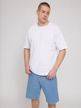 Daniel ist 1,87 und trägt Größe L