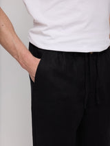 Daniel ist 1,87 und trägt Größe L