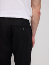 Daniel ist 1,87 und trägt Größe L