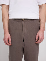 Daniel ist 1,87 und trägt Größe L