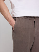 Daniel ist 1,87 und trägt Größe L