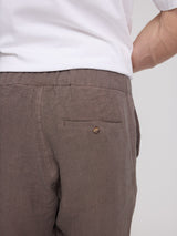 Daniel ist 1,87 und trägt Größe L