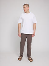 Daniel ist 1,87 und trägt Größe L