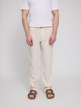 Daniel ist 1,87 und trägt Größe L