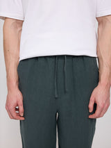 Daniel ist 1,87 und trägt Größe L