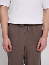 Daniel ist 1,87 und trägt Größe L