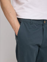 Daniel ist 1,87 und trägt Größe L