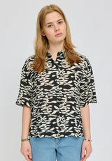 Amber ist 1,74 und trägt Größe S