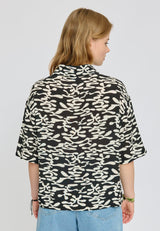 Amber ist 1,74 und trägt Größe S