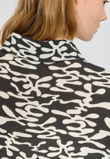 Amber ist 1,74 und trägt Größe S