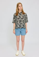 Amber ist 1,74 und trägt Größe S