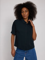 Jade ist 1,75 und trägt Größe S