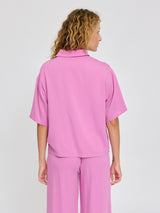 Angelique ist 1,75 und trägt Größe S