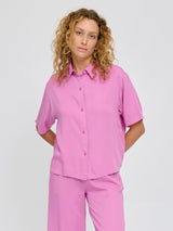 Angelique ist 1,75 und trägt Größe S