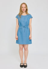 Julia ist 1,78 und trägt Größe S