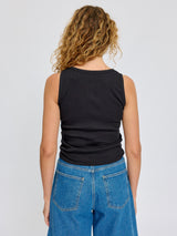 Angelique ist 1,75 und trägt Größe S