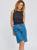 Angelique ist 1,75 und trägt Größe S