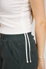 Julia ist 1,78 und trägt Größe S