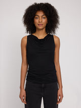 Jade ist 1,75 und trägt Größe S