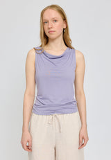 Julia ist 1,78 und trägt Größe S