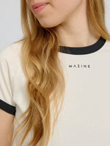 Julia ist 1,78 und trägt Größe S