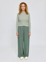 Angelique ist 1,75 und trägt Größe S