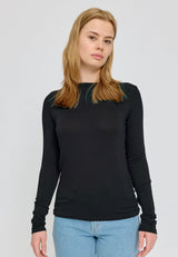 Amber ist 1,74 und trägt Größe S