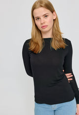 Amber ist 1,74 und trägt Größe S