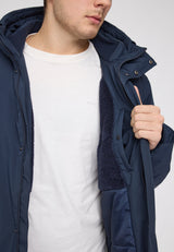 Ben ist 1,85 und trägt Größe L