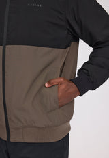 Ben ist 1,85 und trägt Größe L