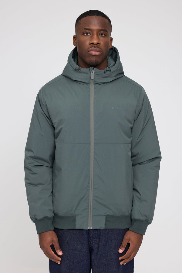 Terence ist 1,90 und trägt Größe L