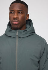 Terence ist 1,90 und trägt Größe L