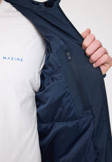 Terence ist 1,90 und trägt Größe L