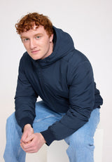 Terence ist 1,90 und trägt Größe L