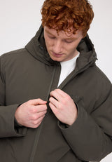 Terence ist 1,90 und trägt Größe L