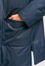 Dominik ist 1.91 und trägt Größe L