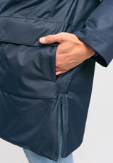 Dominik ist 1.91 und trägt Größe L