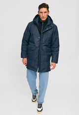 Dominik ist 1.91 und trägt Größe L