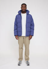 Terence ist 1,90 und trägt Größe L