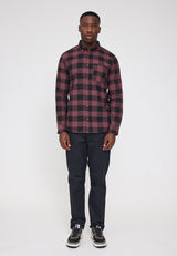 Terence ist 1,90 und trägt Größe L