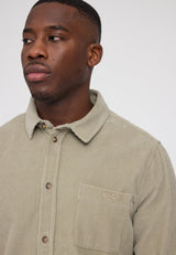 Terence ist 1,90 und trägt Größe L