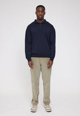 Terence ist 1,90 und trägt Größe L