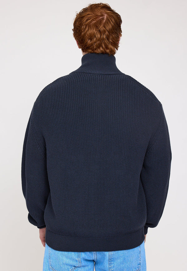 Ben ist 1,85 und trägt Größe L