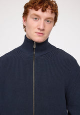 Ben ist 1,85 und trägt Größe L